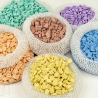 Malla 1kg teselas planas colores de 7,5×7,5x3mm