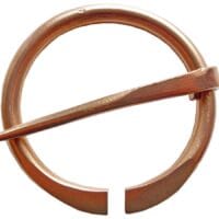 Fíbula omega de latón sencilla